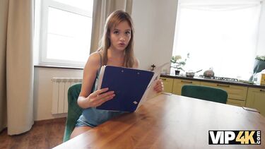 Отдает долг коллектору пиздой при маме