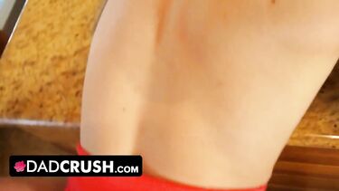 Два слива в рот для падчерицы от похотливого отчима