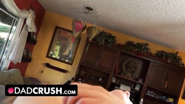 Два слива в рот для падчерицы от похотливого отчима