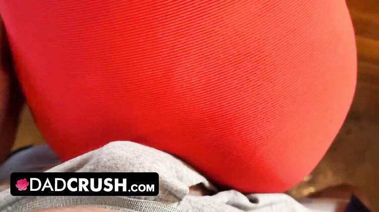 Два слива в рот для падчерицы от похотливого отчима