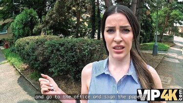 Коллектор вычислил должницу и отодрал ее в машине