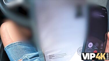 Коллектор вычислил должницу и отодрал ее в машине