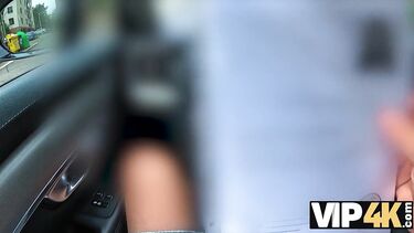 Коллектор вычислил должницу и отодрал ее в машине