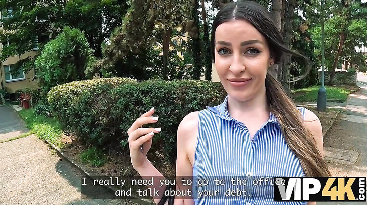 Коллектор вычислил должницу и отодрал ее в машине