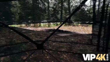 Рыжая за деньги ебется в палатке с незнакомцем при бойфренде