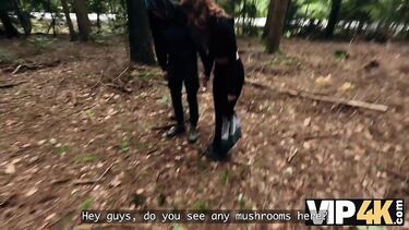 Рыжая за деньги ебется в палатке с незнакомцем при бойфренде