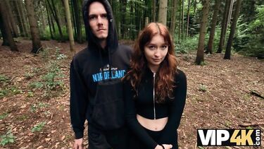 Рыжая за деньги ебется в палатке с незнакомцем при бойфренде