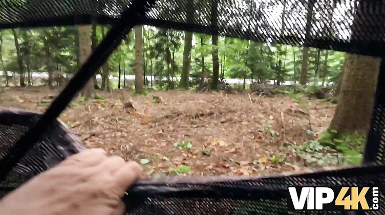 Рыжая за деньги ебется в палатке с незнакомцем при бойфренде