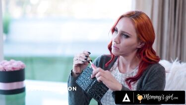 Рыжая лесбиянка соблазняет подругу на куни и натирание пёздами