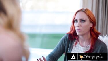 Рыжая лесбиянка соблазняет подругу на куни и натирание пёздами