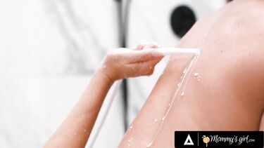 Опытная лесбиянка промыла жопу подруги молоком и трахнула игрушкой