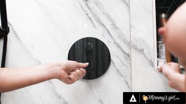 Стоячие сиськи: Опытная лесбиянка промыла жопу подруги молоком и трахнула игрушкой