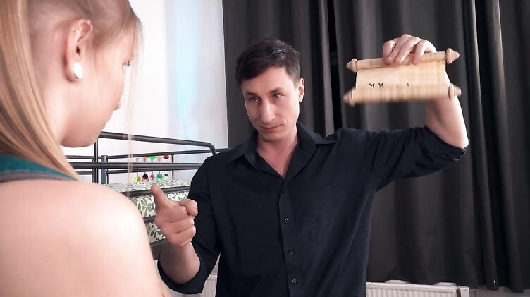 Негр разрывает очко Алиссы Рис огромным черным членом