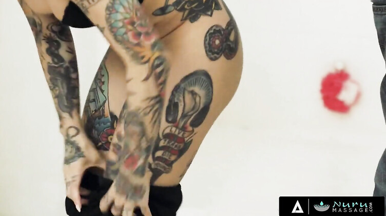 Нуру массаж с жадным минетом и еблей от Джоанны Эйнджел