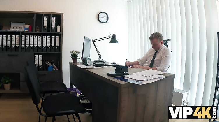 Украинка минетом и пиздой выбивает кредит на бизнес