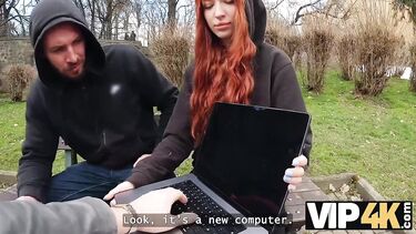 Лили Мэйс изменила мужу нищеброду с прохожим незнакомцем