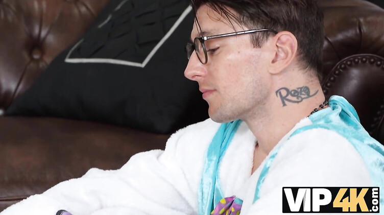 Большие члены: Куколд под видом игрушки тайно наблюдает за изменой жены