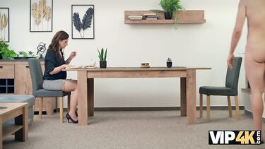 Зрелая сиделка ебется с дебилом онанистом