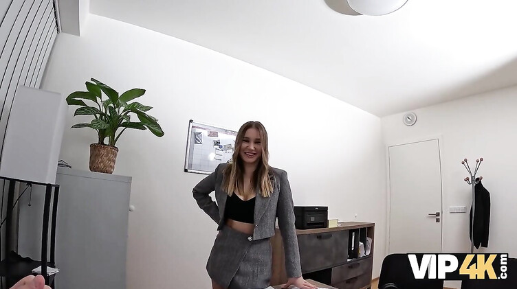 Блондинка отрабатывает аналом кредит на бизнес в банке