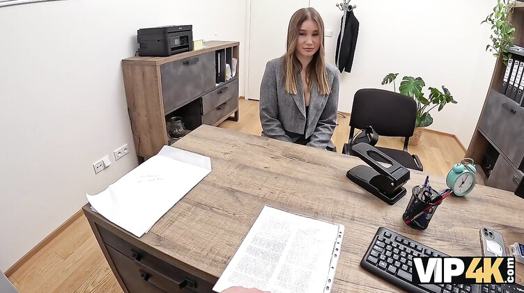 Большие члены: Блондинка отрабатывает аналом кредит на бизнес в банке