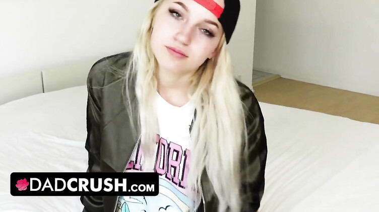 Отчим учит падчерицу трахаться, раскрывая ее сексуальность