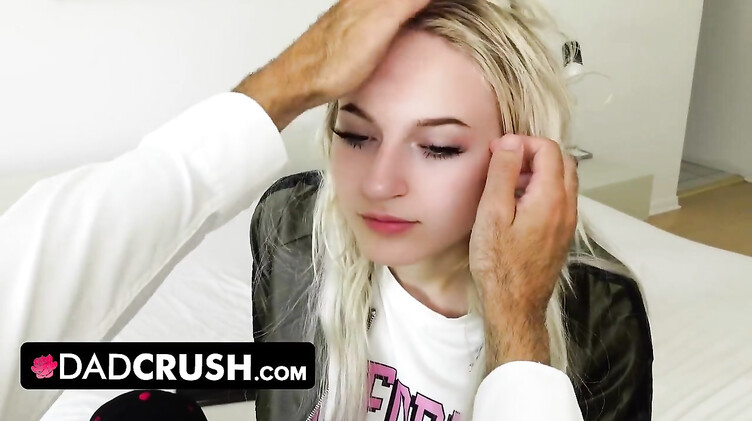 Отчим учит падчерицу трахаться, раскрывая ее сексуальность