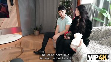 Жена лижет яйца и хуй при муже перед еблей за деньги с незнакомцем