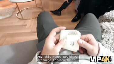 Жена лижет яйца и хуй при муже перед еблей за деньги с незнакомцем