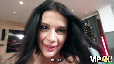 Жена лижет яйца и хуй при муже перед еблей за деньги с незнакомцем