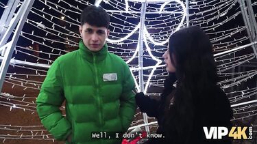 Жена лижет яйца и хуй при муже перед еблей за деньги с незнакомцем