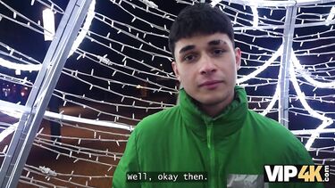 Жена лижет яйца и хуй при муже перед еблей за деньги с незнакомцем