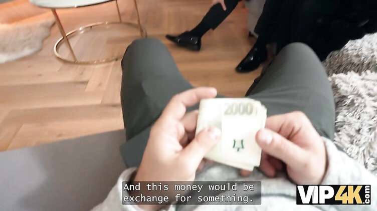 Жена лижет яйца и хуй при муже перед еблей за деньги с незнакомцем