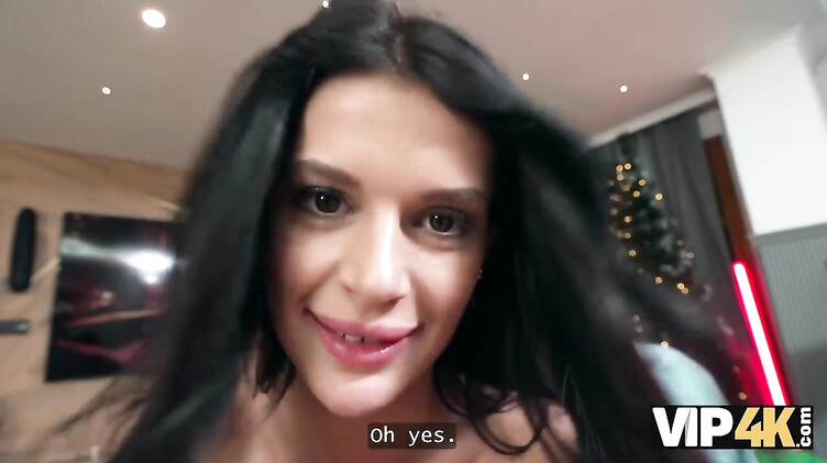 Жена лижет яйца и хуй при муже перед еблей за деньги с незнакомцем