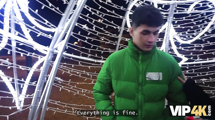 Жена лижет яйца и хуй при муже перед еблей за деньги с незнакомцем