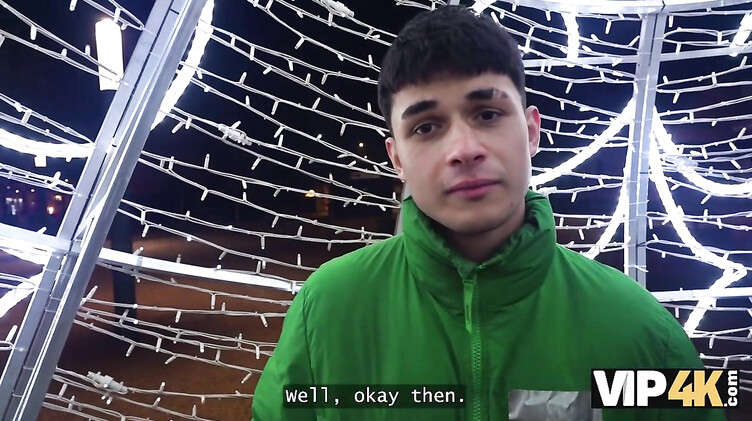 Жена лижет яйца и хуй при муже перед еблей за деньги с незнакомцем