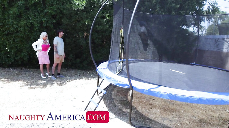 Трахнул грудастую подругу мамы после прыжков на батуте