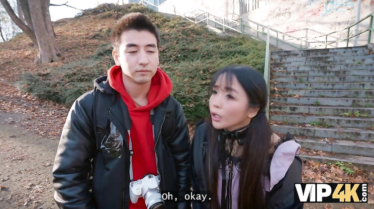 Мужик за деньги отодрал японскую туристку при куколде муже