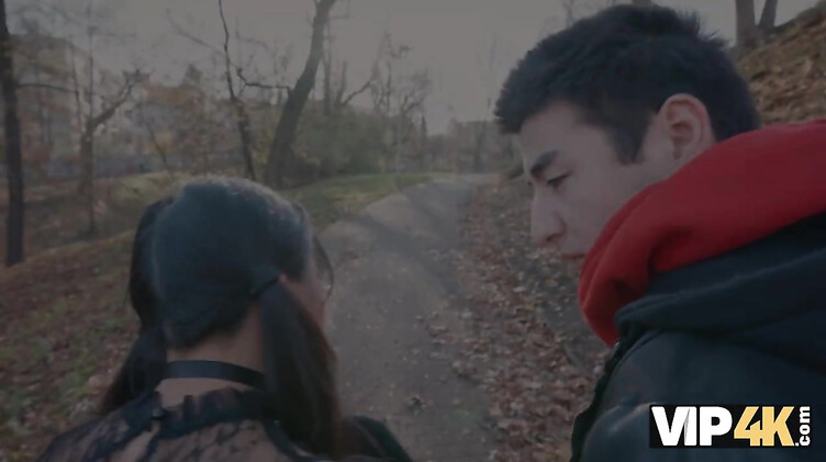 Мужик за деньги отодрал японскую туристку при куколде муже