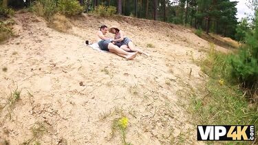 Застукал девушку с хуем незнакомца в глотке на пляже