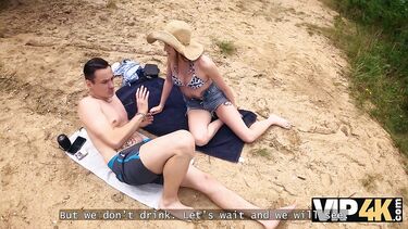 Застукал девушку с хуем незнакомца в глотке на пляже