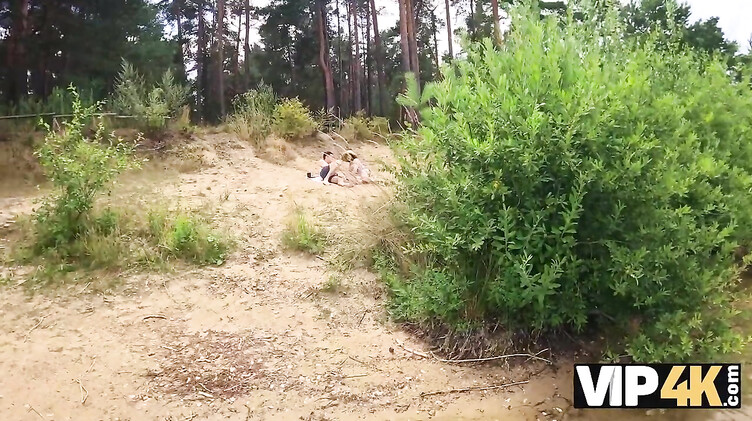 Застукал девушку с хуем незнакомца в глотке на пляже