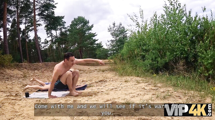 Застукал девушку с хуем незнакомца в глотке на пляже