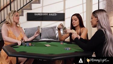 Лесбийский тройничок со страпоном после игры в покер