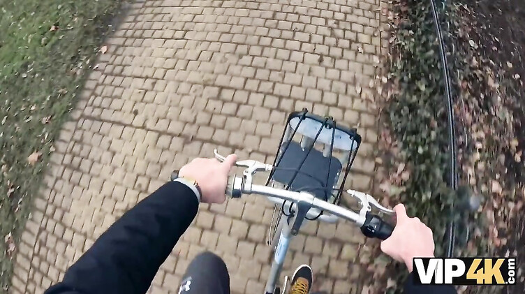 За деньги жестко трахнул и отшлепал замужнюю брюнетку