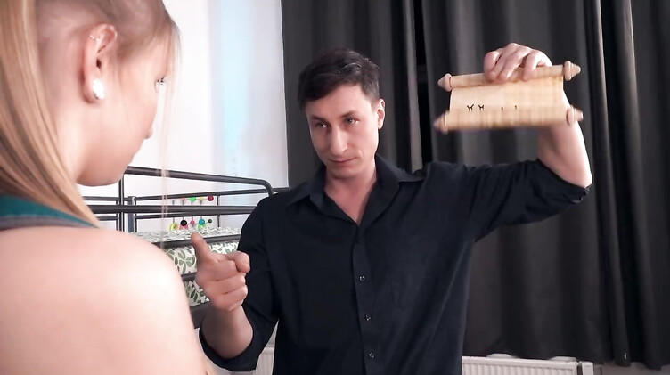 Большой хуй для разогретой мастурбацией красотки в маске