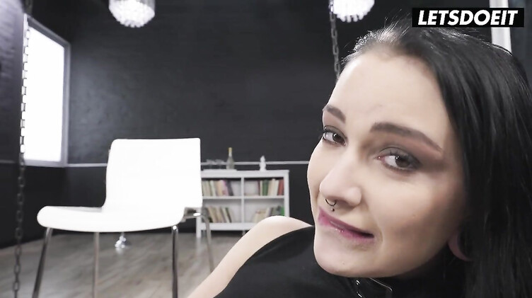 Негр проверяет прочность жопы закованной Шарлотты Торн