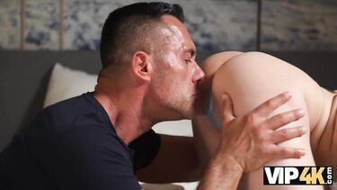 Ненасытная телка ебется со свекром при муже скоростреле