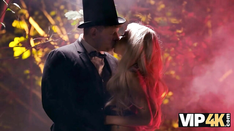 Ритуальный мистический анал на кушетке на кладбище