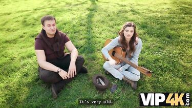 За деньги выебал уличную музыкантшу перед ревнивым парнем