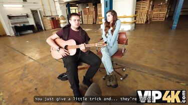 За деньги выебал уличную музыкантшу перед ревнивым парнем